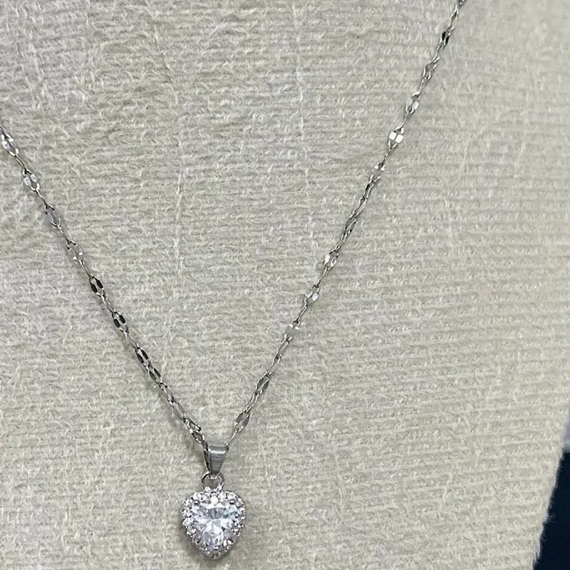Colar com pingente com pedras de cristal
