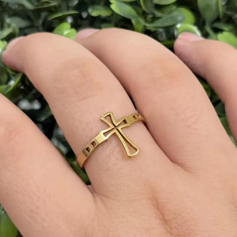 Anel Cruz vazada com detalhes na lateral