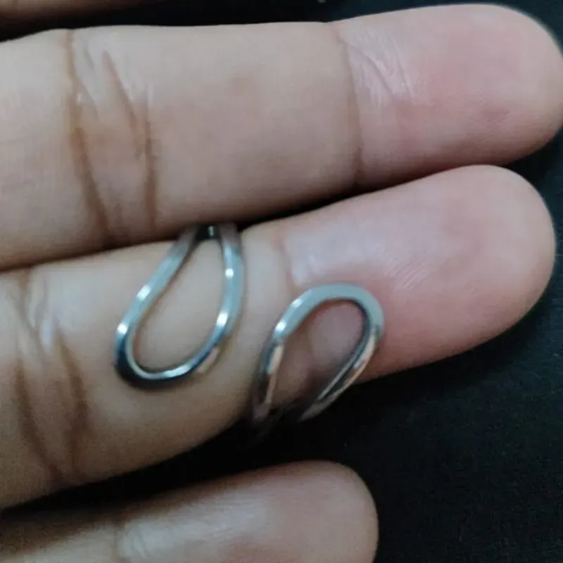 Anel de aço com detalhes na lateral