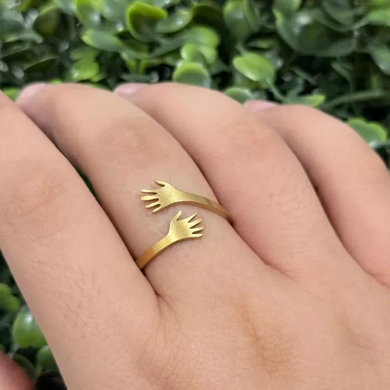 Anel do abraço de aço dourado