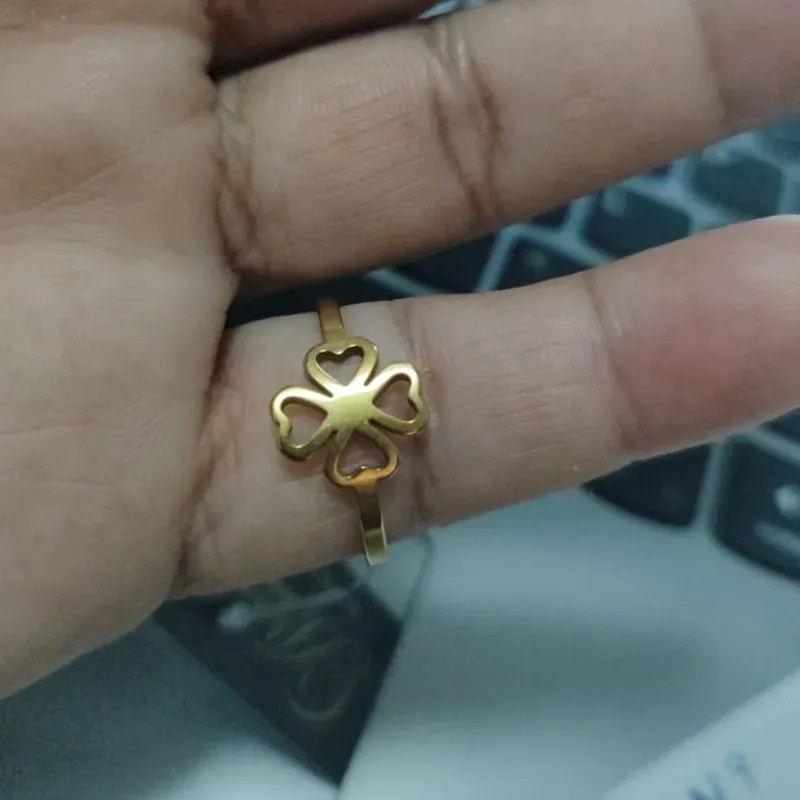 Anel trevo de aço dourado