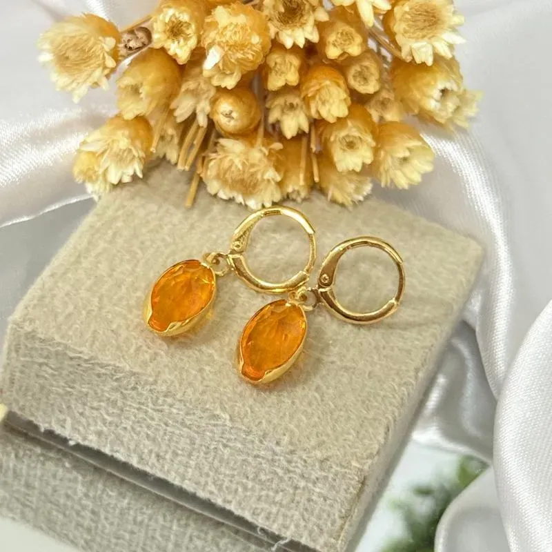 Brincos com pedras laranja