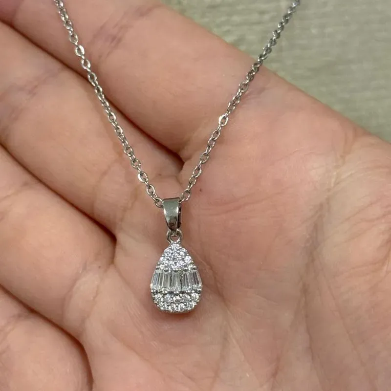 Colar choker de aço com pingente