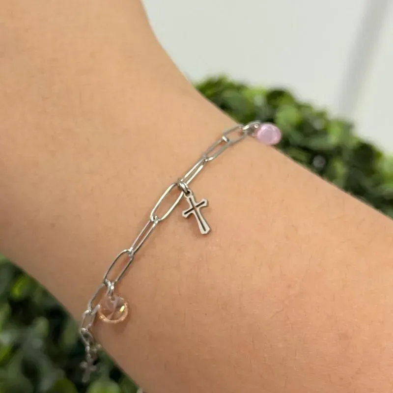 Pulseira de aço com pingente cruz e pedras coloridas