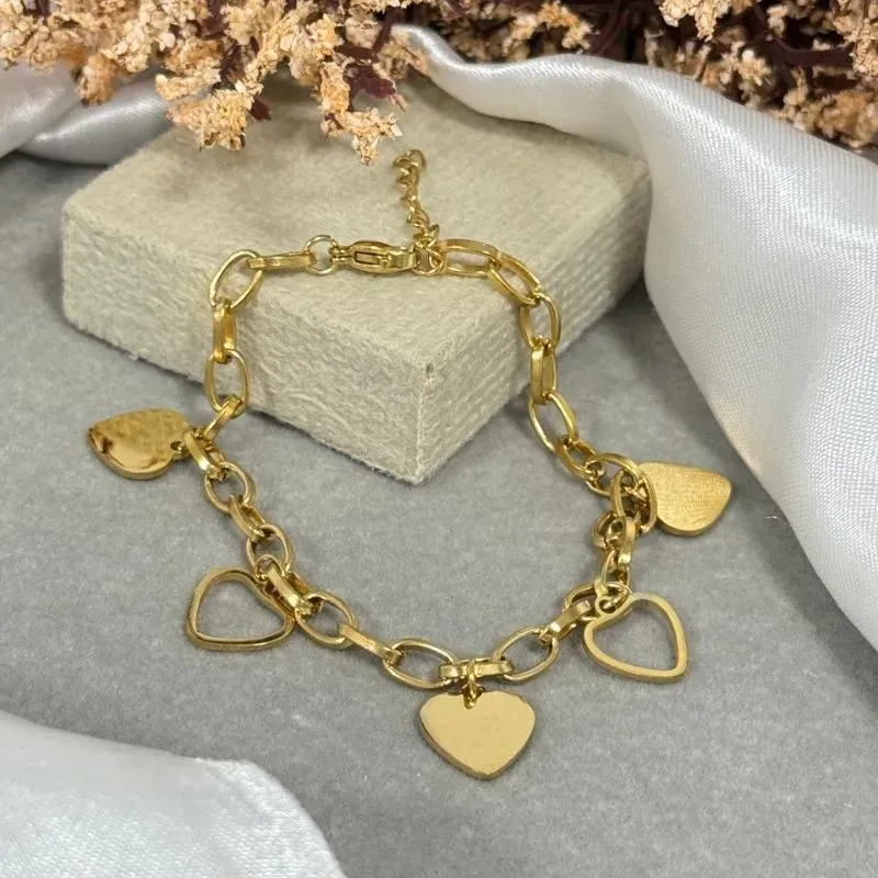 Pulseira de aço dourado com pingente