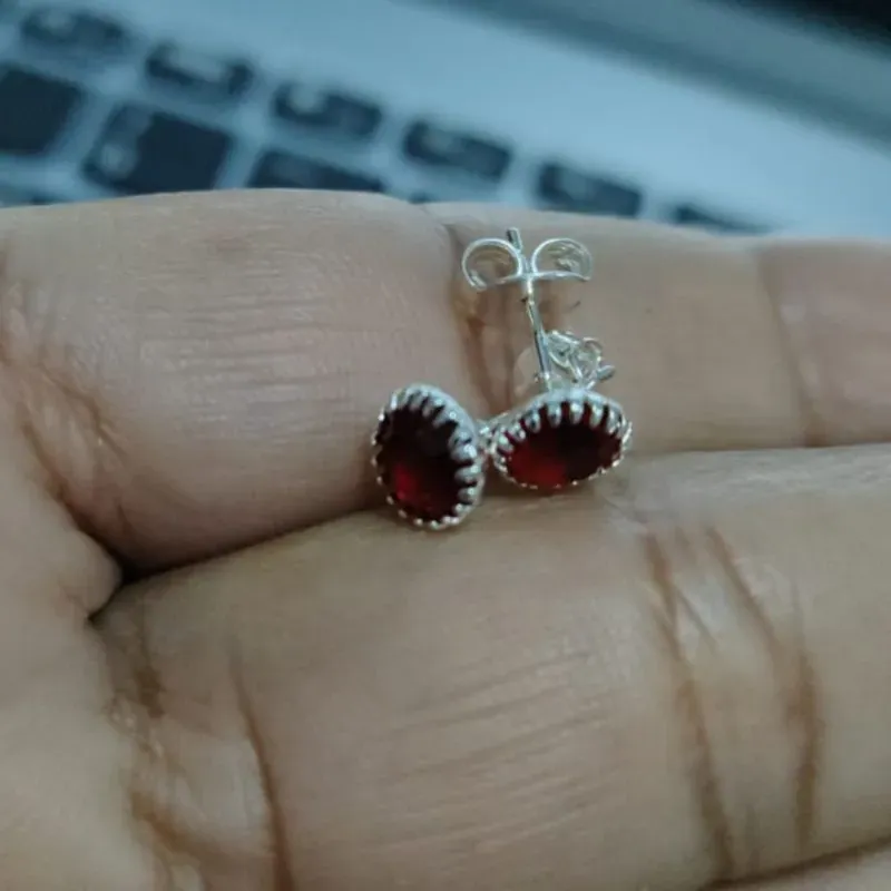 Brincos ponto de luz vermelho