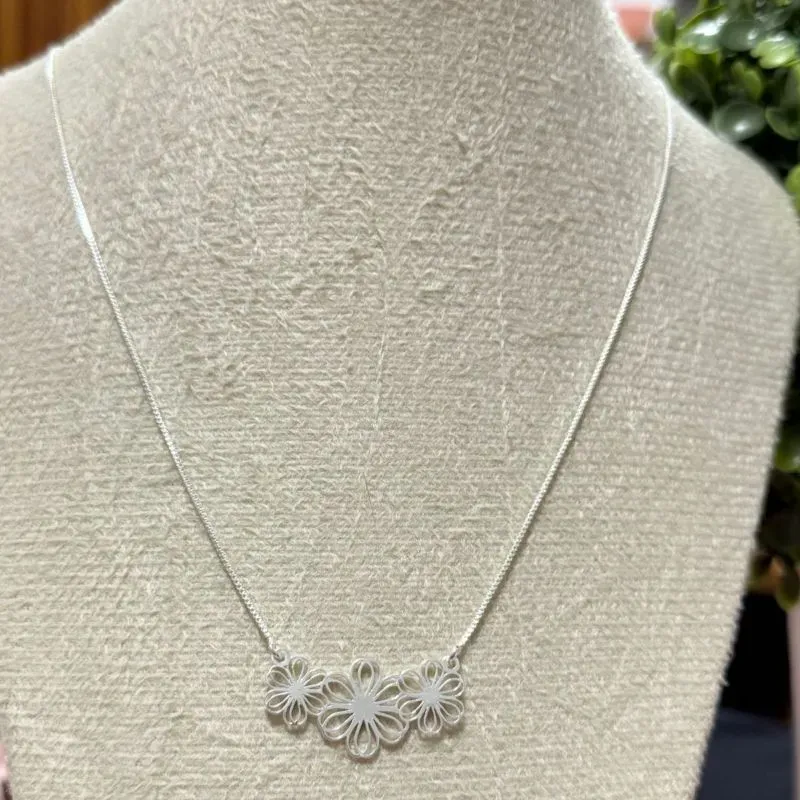 Corrente com pingente flores