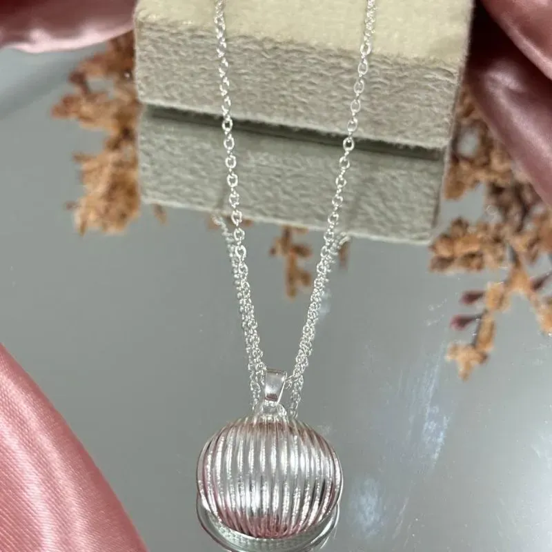 Corrente com pingente meio esfera