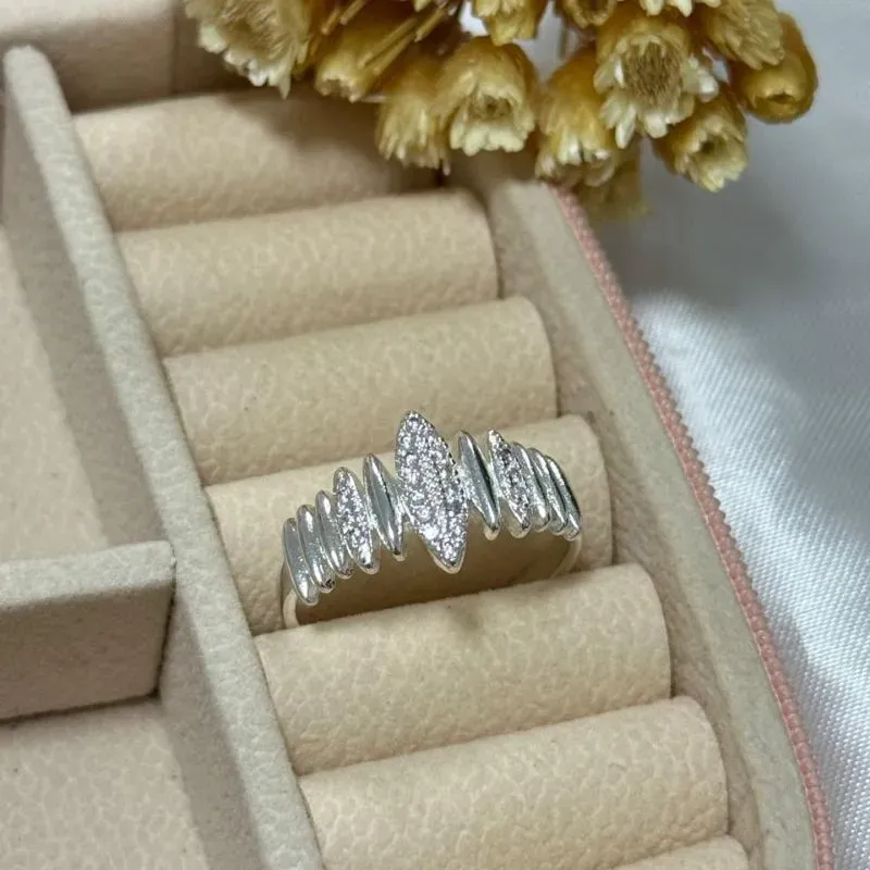 Anel com pedras cravejadas