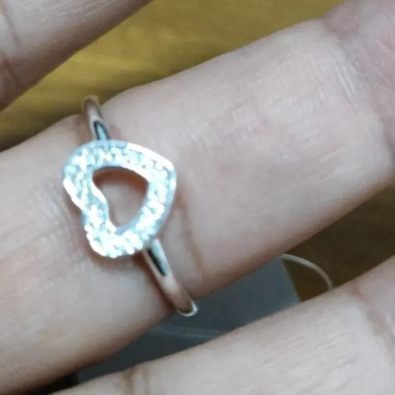 Anel coração vazado com pedras cravejadas