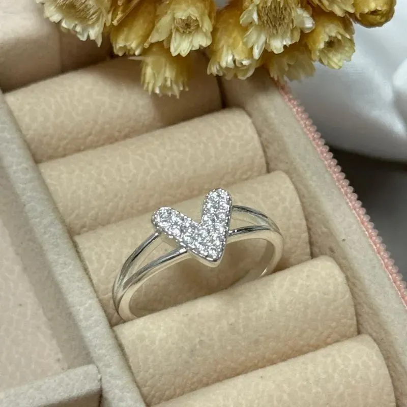 Anel V com pedras cravejadas