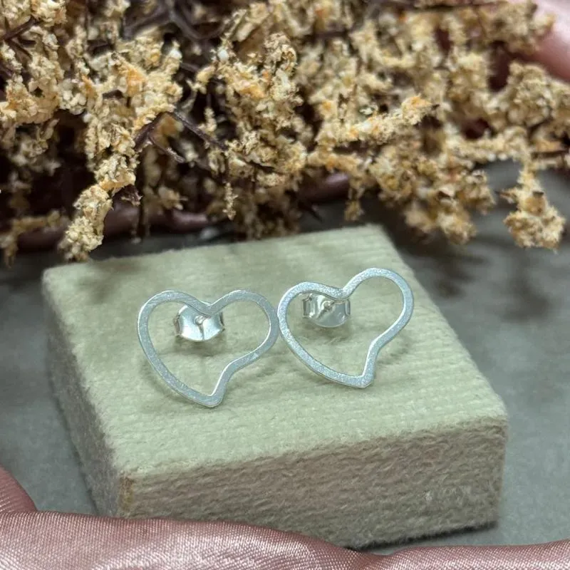 Brinco coração vazado prata