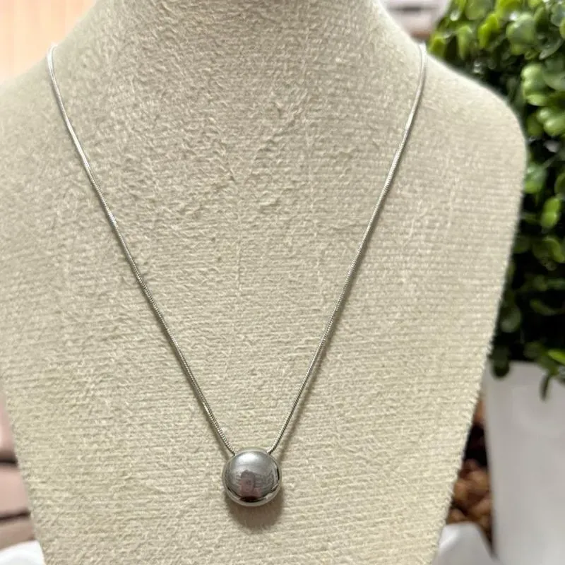 Colar fio com pingente esfera