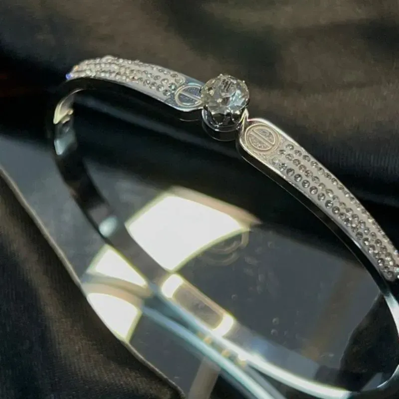 Bracelete de aço com pedras cravejadas