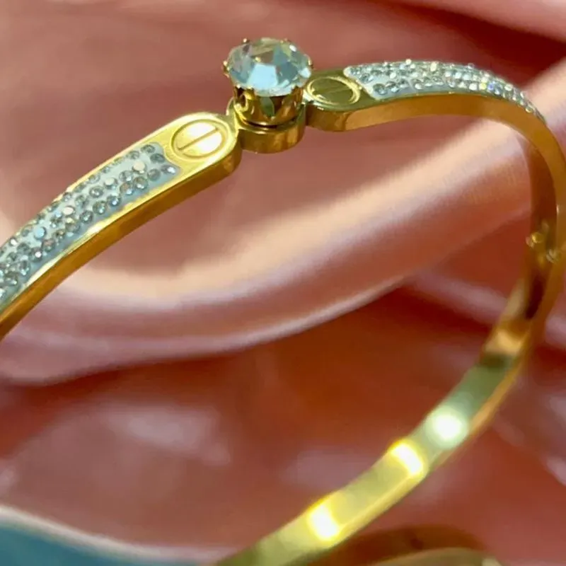 Bracelete de aço Dourado com pedras cravejadas