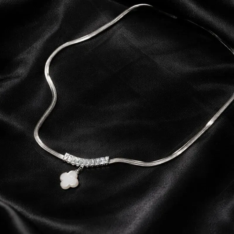 Colar fita com pingente trevo