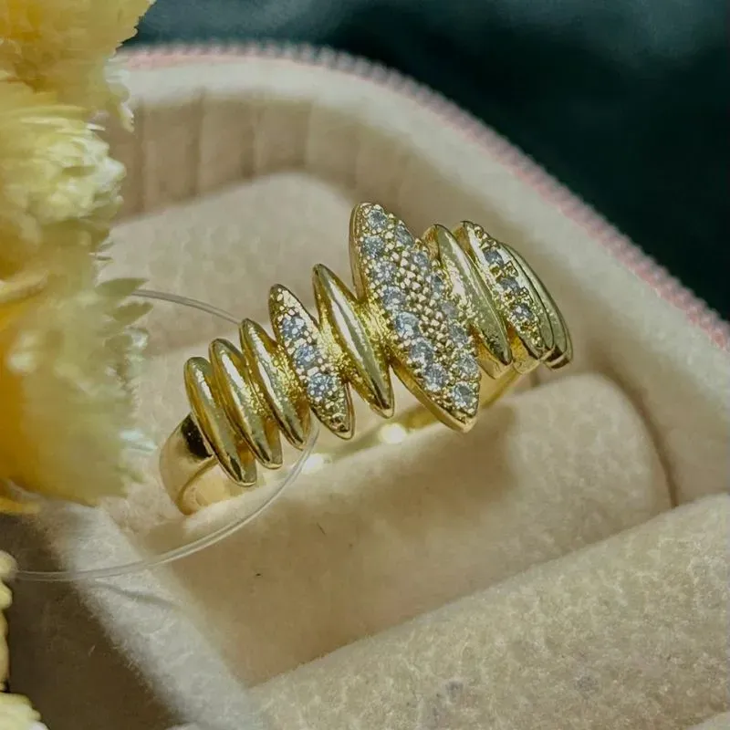 Anel com pedras cravejadas