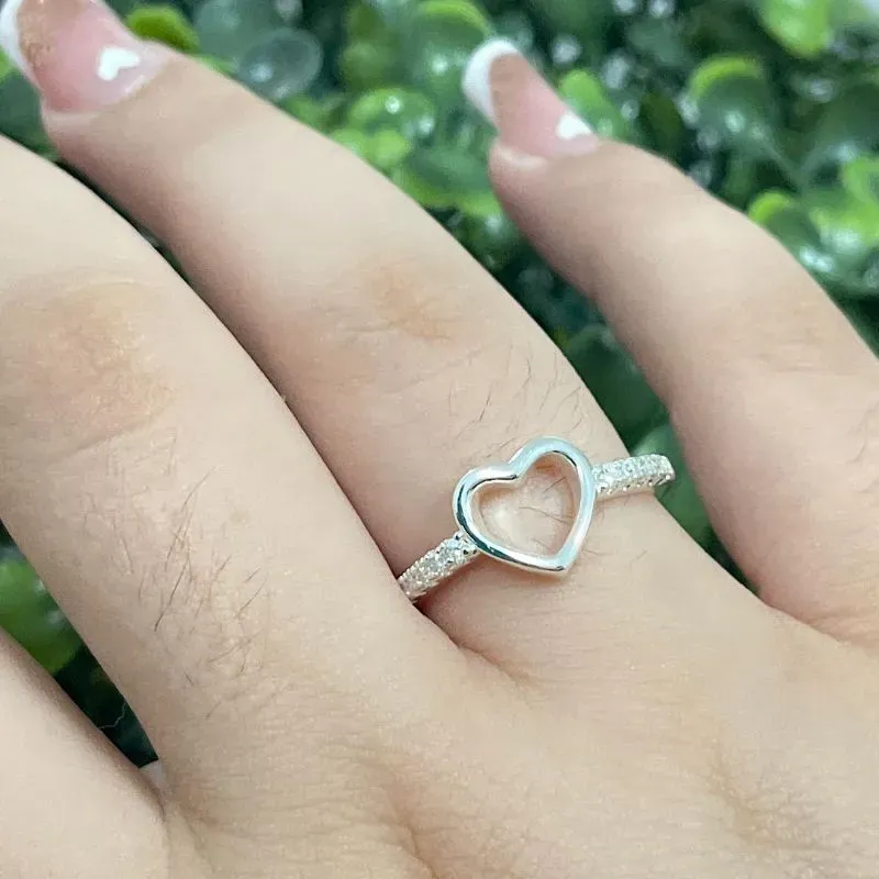 Anel coração vazado com pedras cravejadas