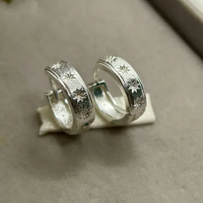 Brinco argola com detalhes trabalhados clic