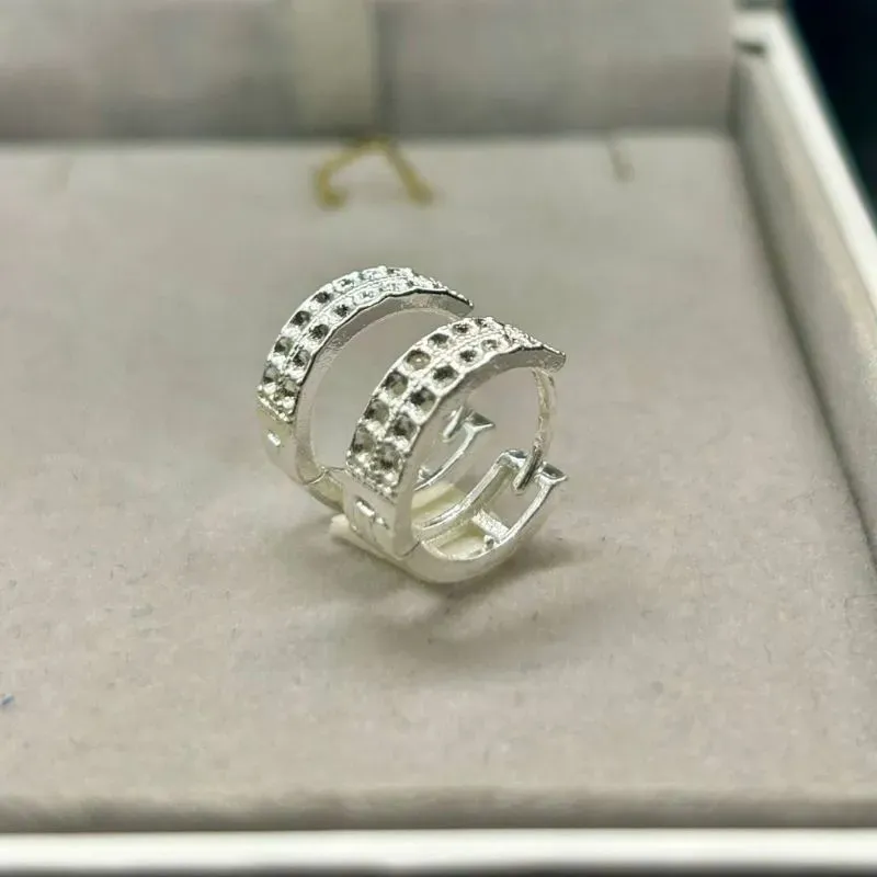 Brinco argola trabalhada fecho clic