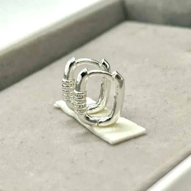 Brinco argolinha com detalhes fecho clic