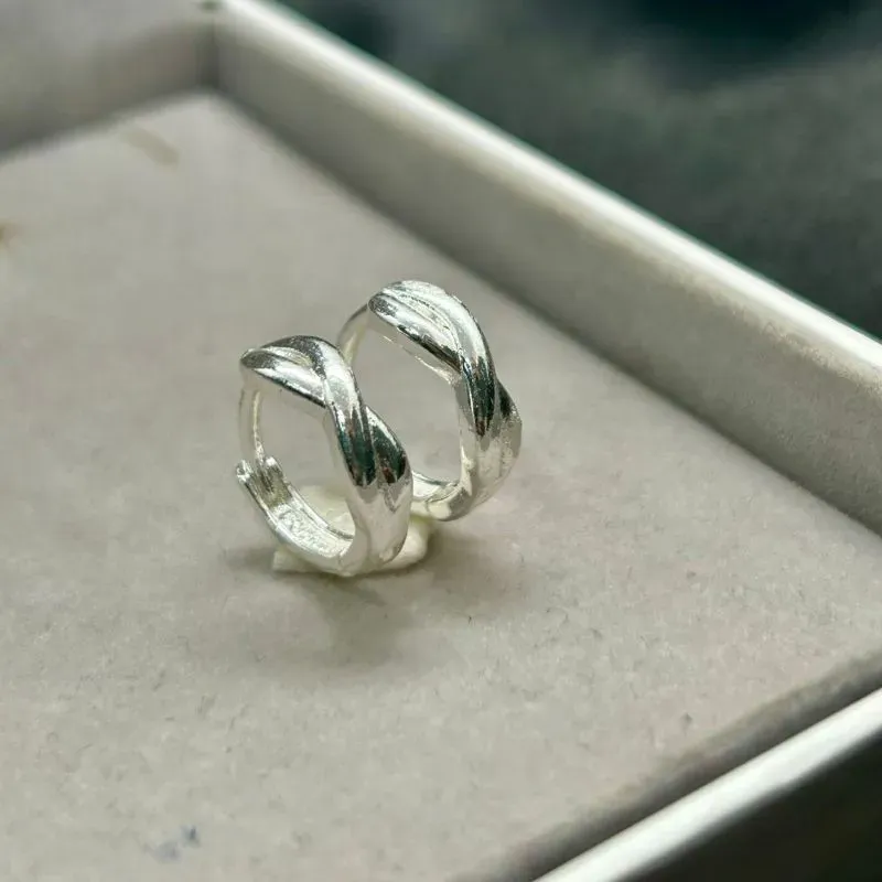 Brinco argolinha com detalhes transado fecho clic