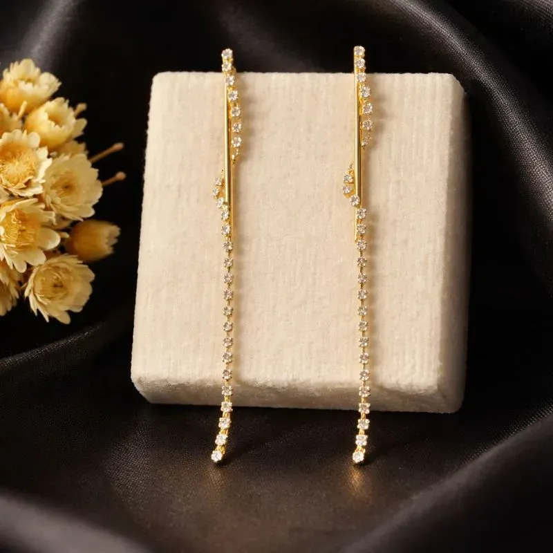 Brinco dourado com pedrinhas