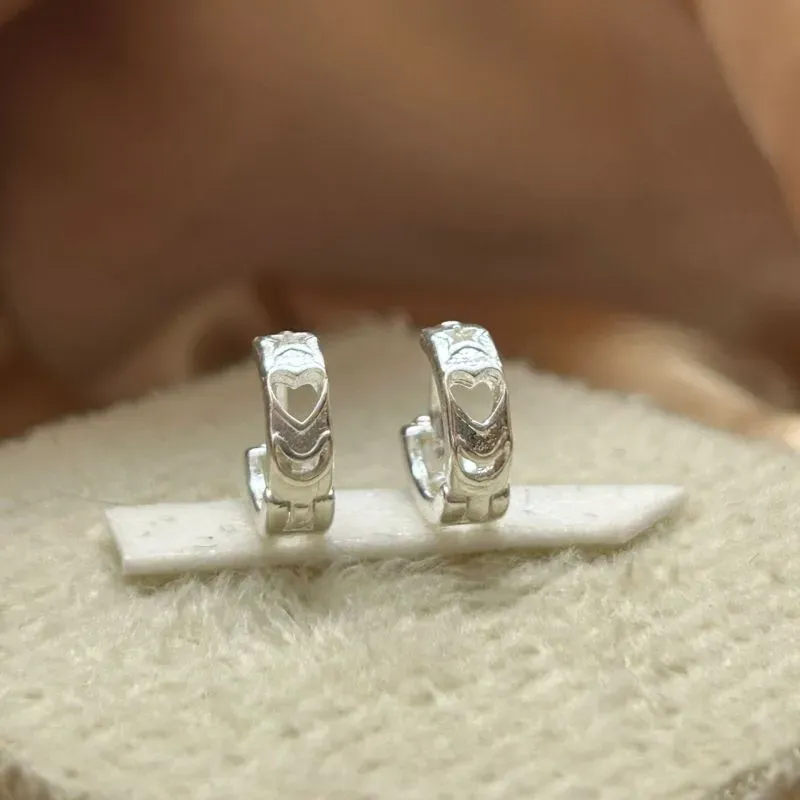 Brinco argola com detalhes vazados