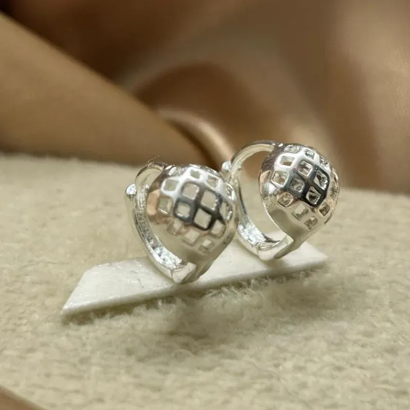 Brinco argolinha com meio esfera vazado fecho clic