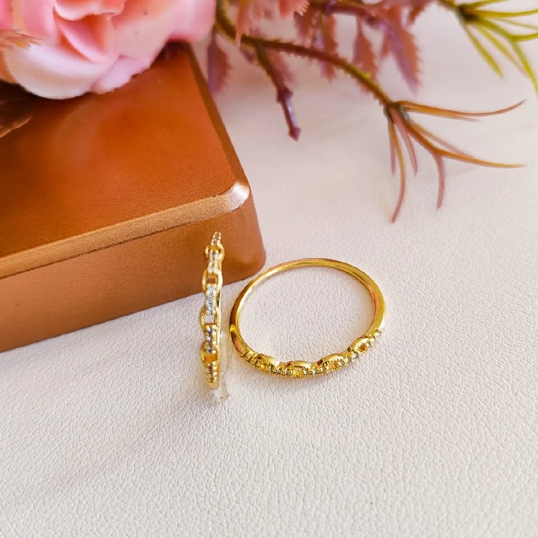 Anel dourado com pedrinhas cravejadas