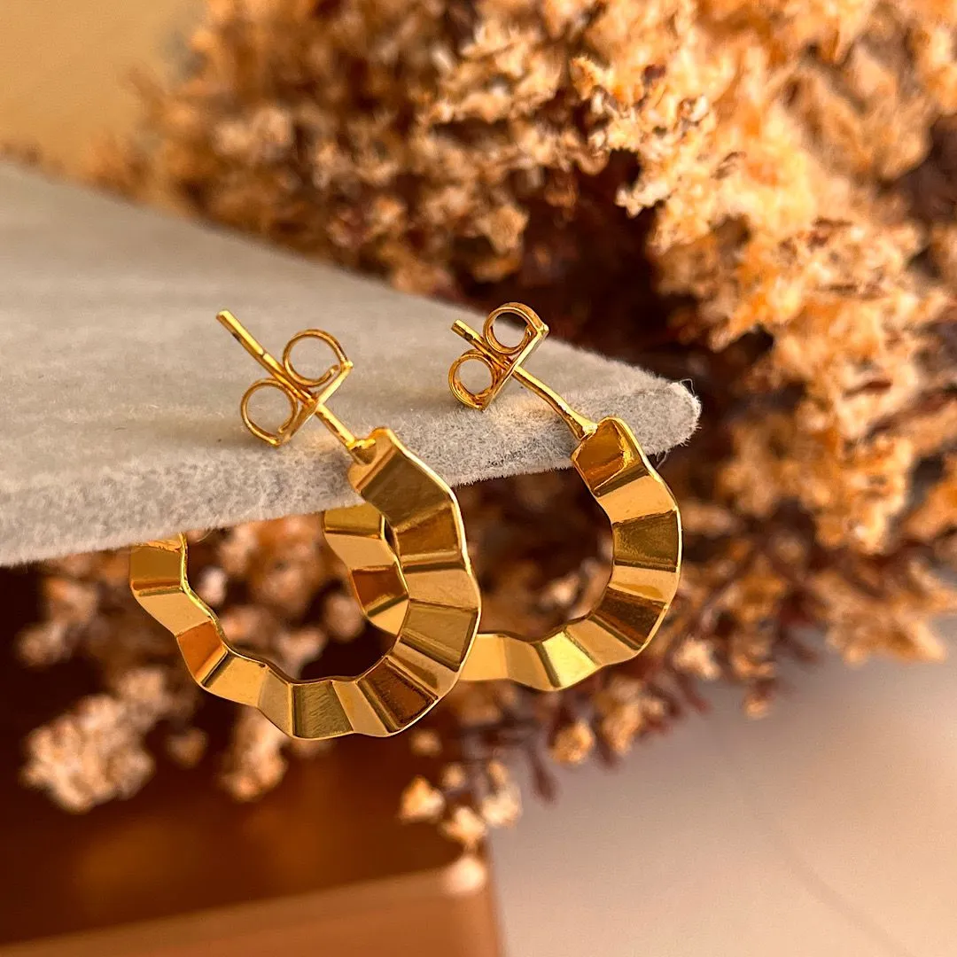 Brinco argola com detalhe ondulado