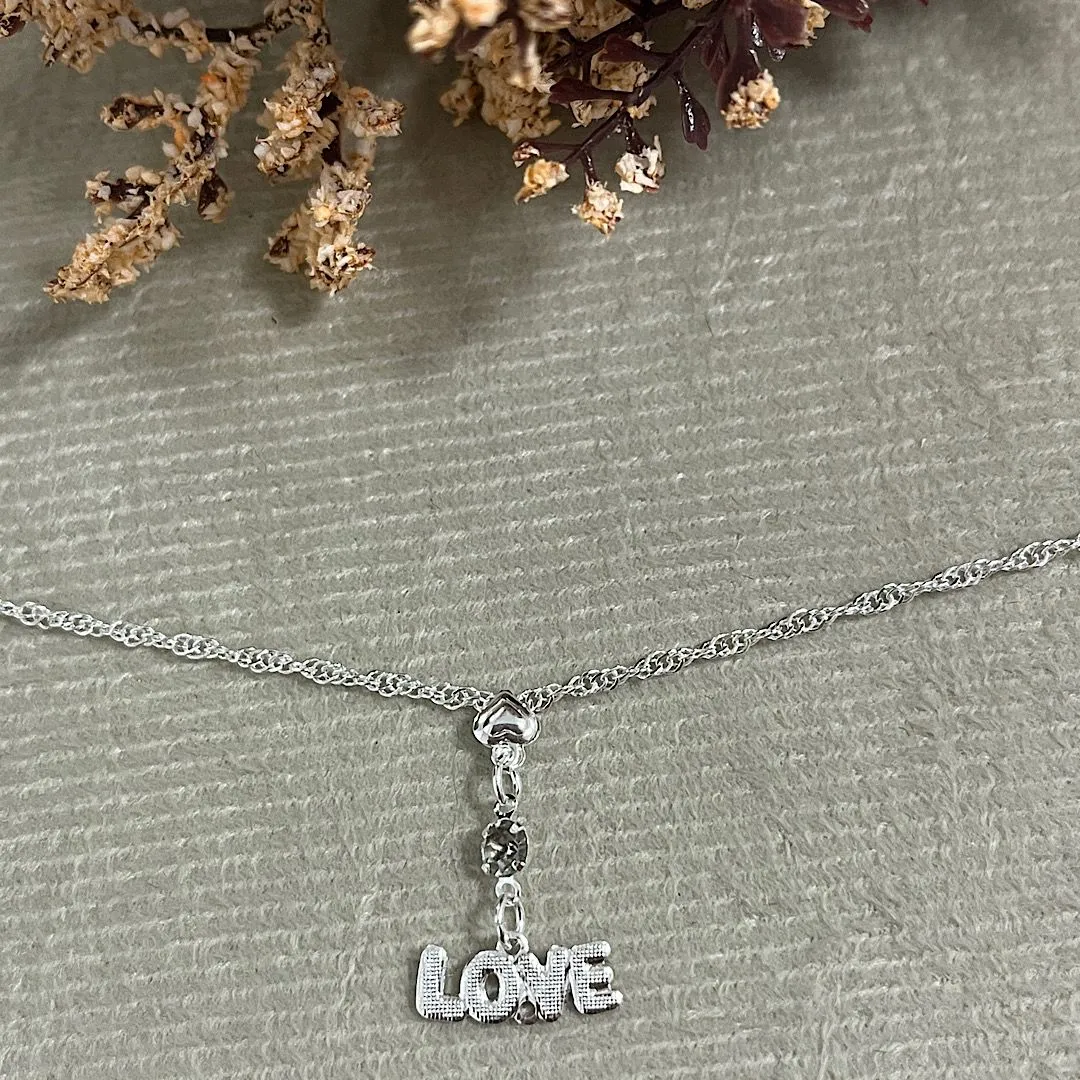 Tornozeleira prata com pingente love