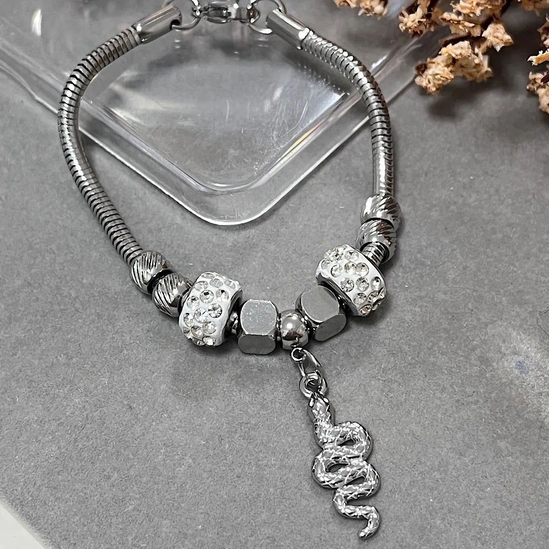 Pulseira de berloque com pingente de cobra