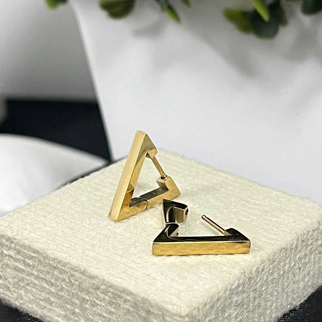 Brinco argolinha triangular no aço
