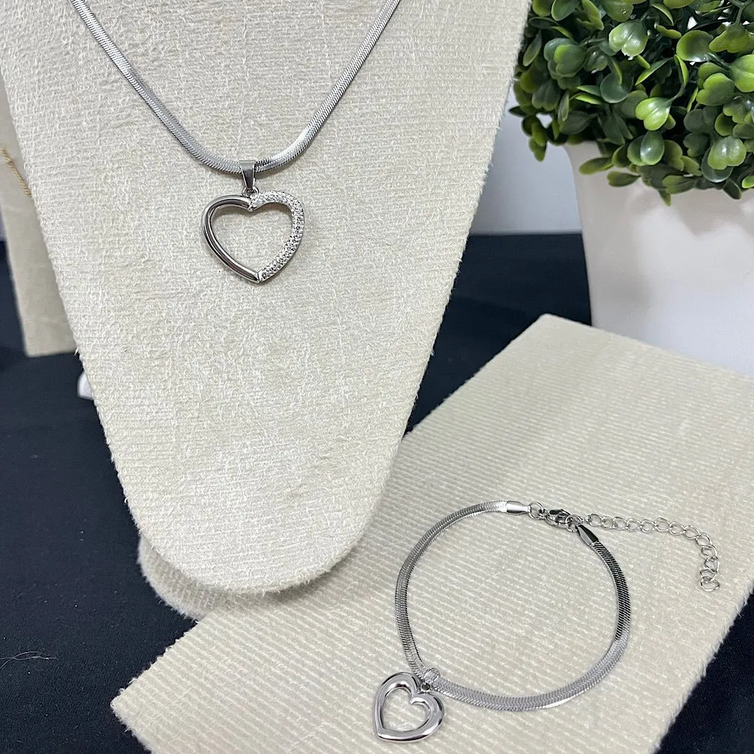 Pulseira com pingente de coração em aço