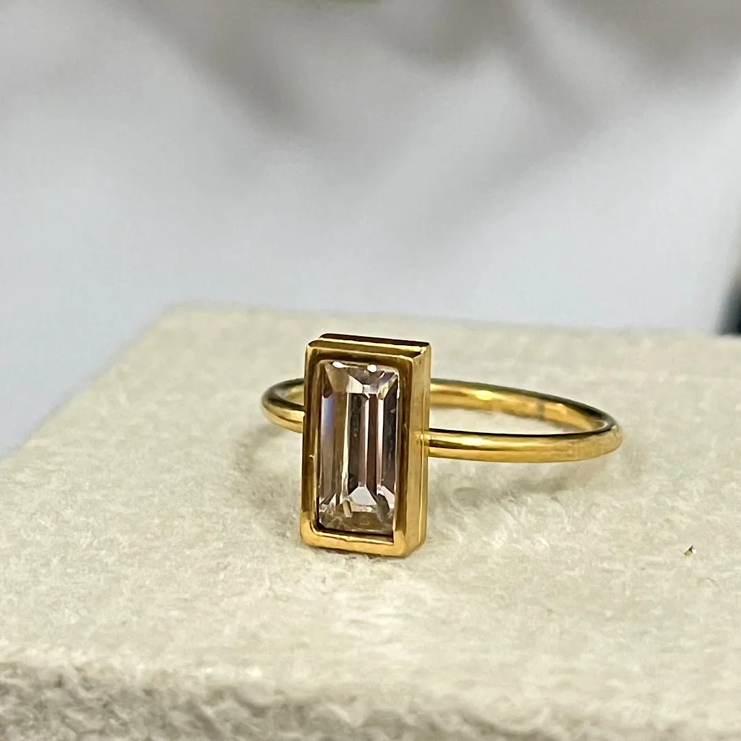 Anel com pedra no aço dourado