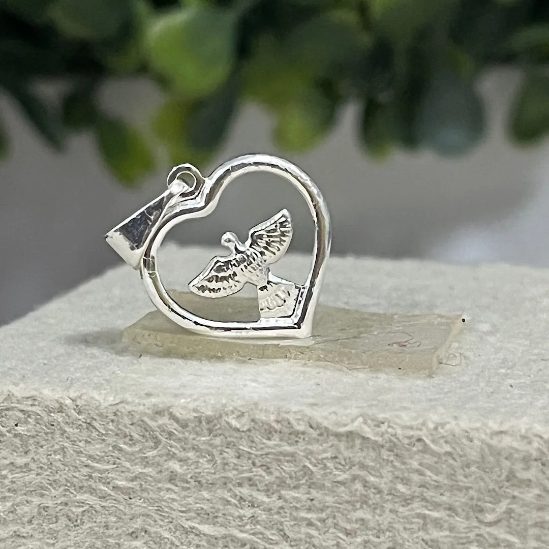 Pingente Coração com Espírito Santo