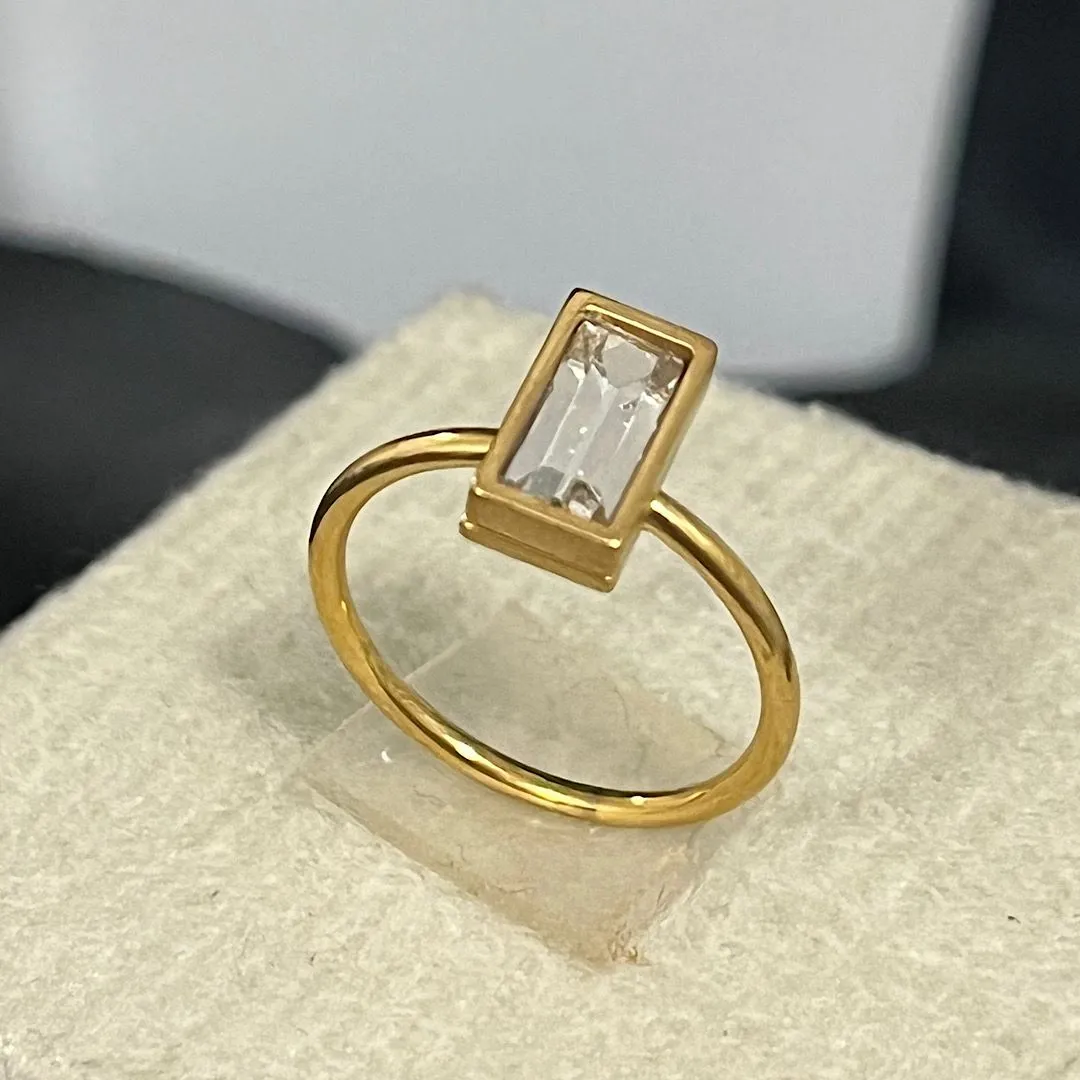 Anel com pedra no aço dourado