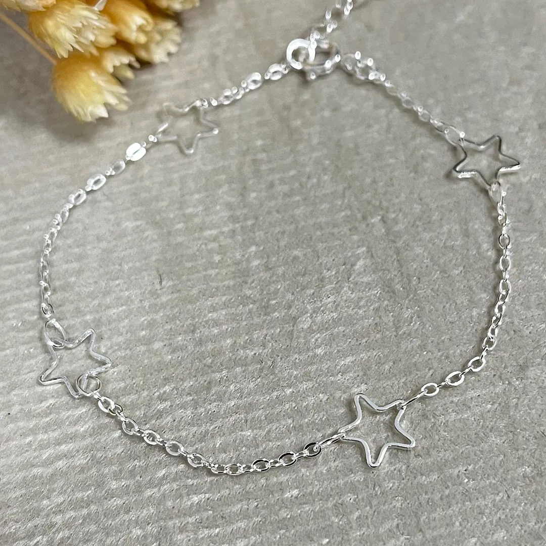 Pulseira com estrelinhas vazadas