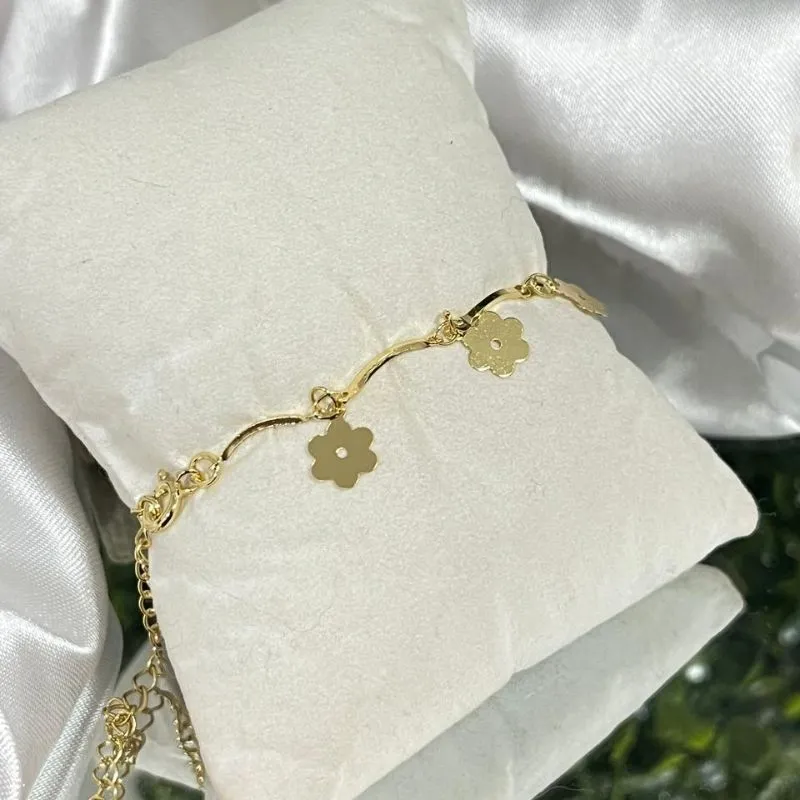 Pulseira com pingentes de flor