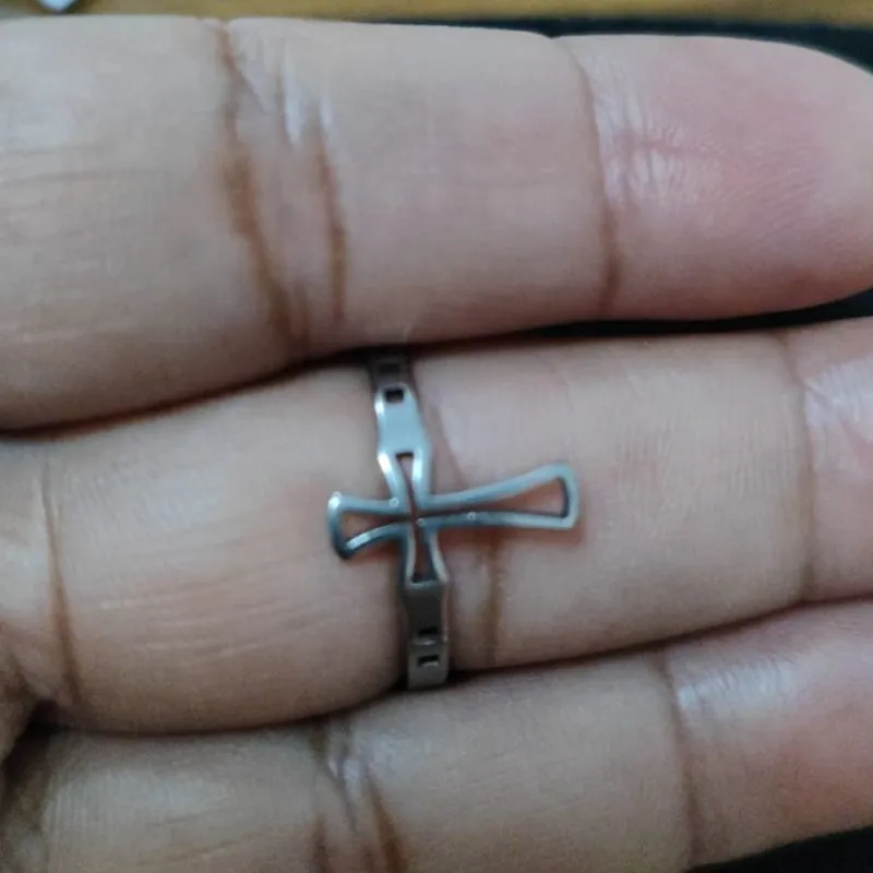 Anel Cruz vazada com detalhes na lateral