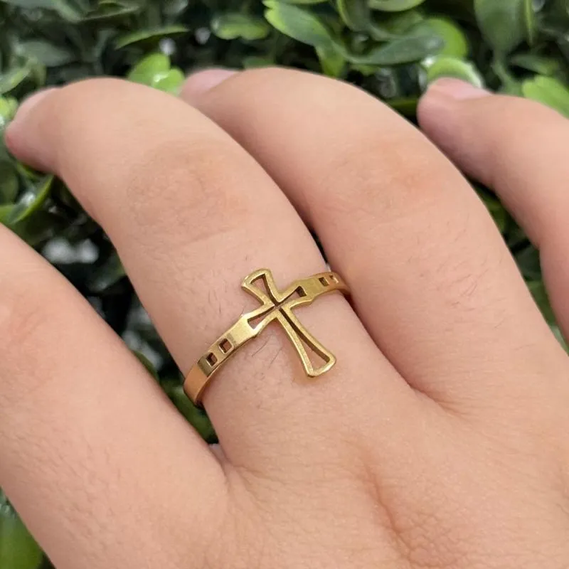 Anel Cruz vazada com detalhes na lateral