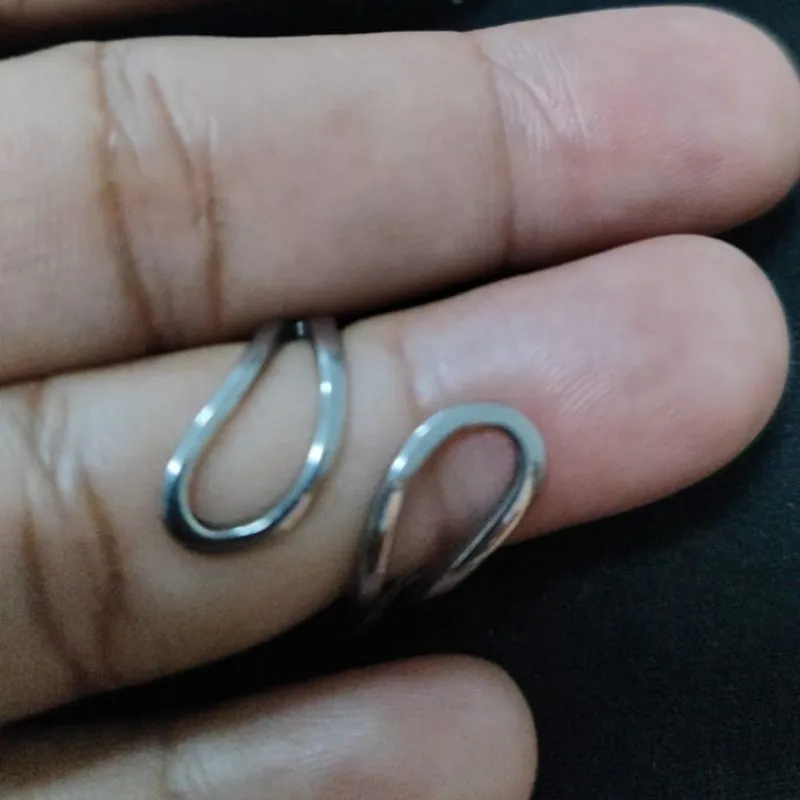 Anel de aço com detalhes na lateral