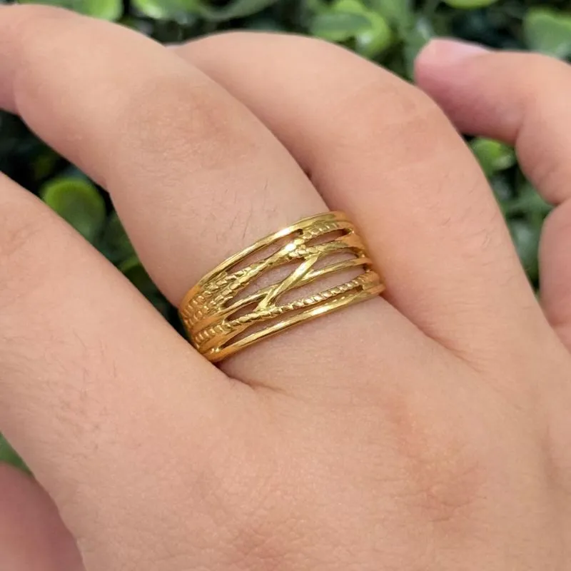 Anel do abraço de aço dourado