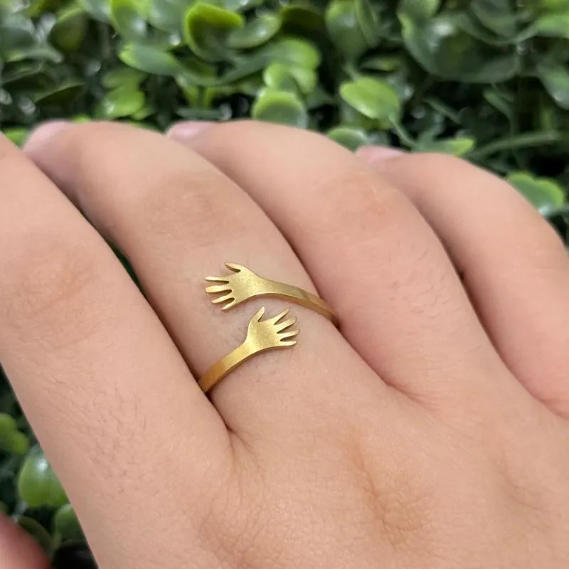 Anel do abraço de aço dourado