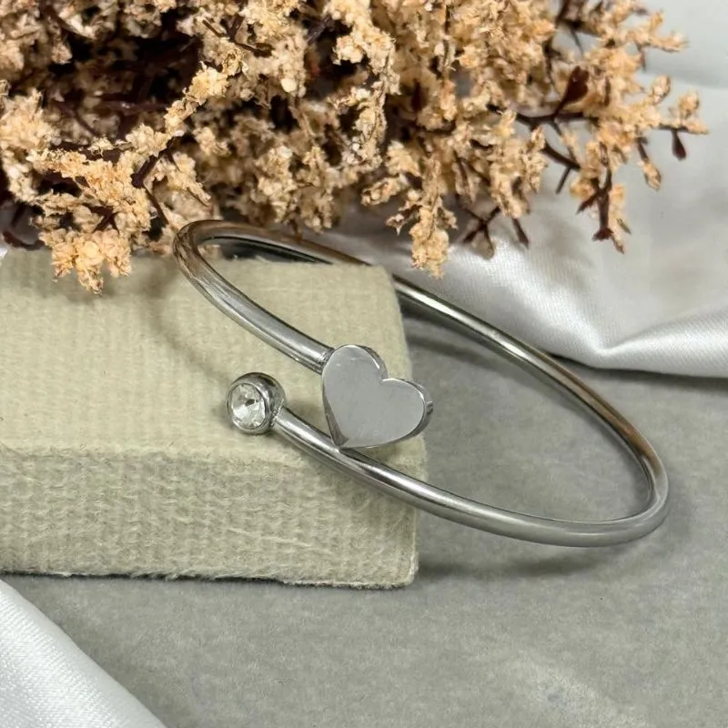 Bracelete de aço com pingente coração