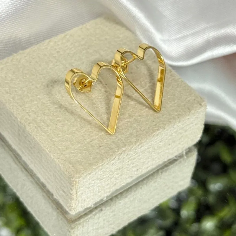 Brincos coração vazado