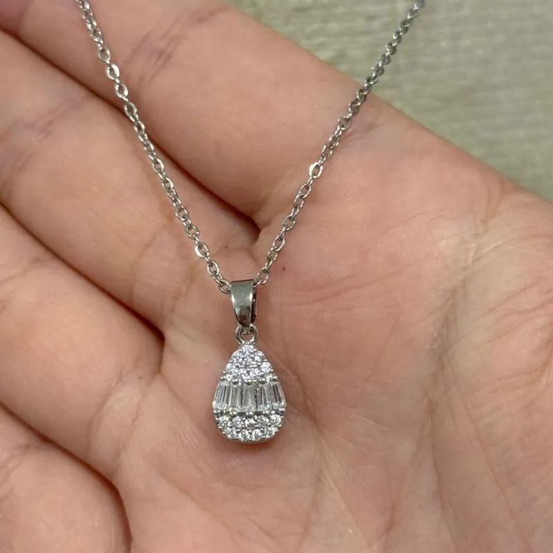 Colar choker de aço com pingente