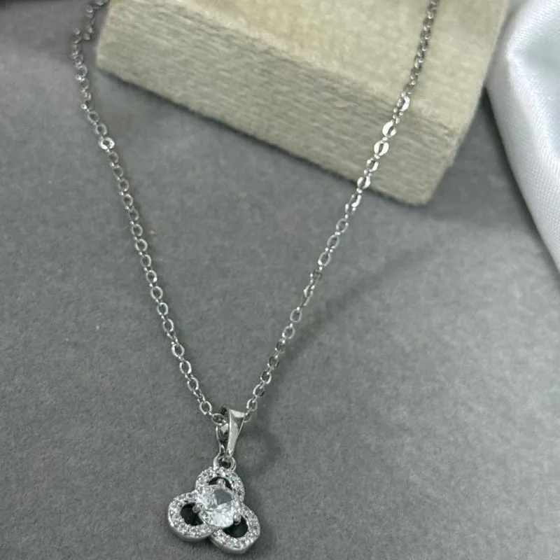 Colar de aço com pingente flor
