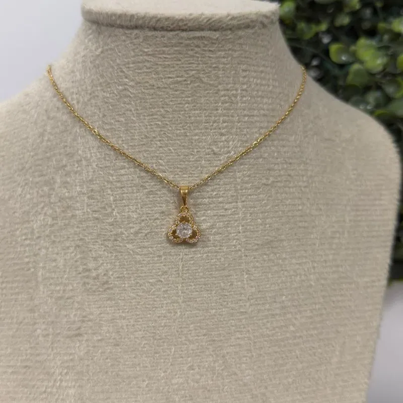 Colar de aço com pingente flor
